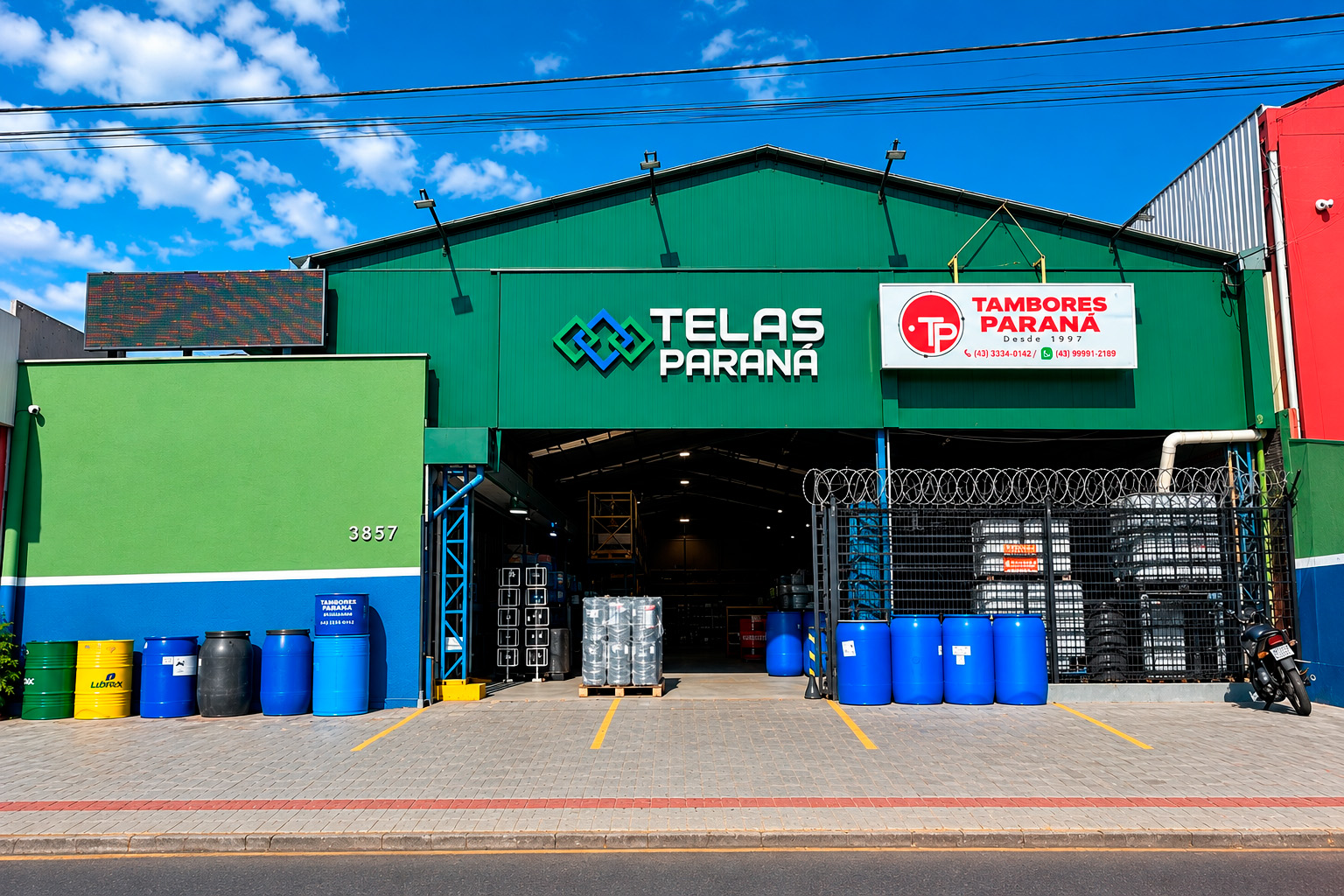 Estoque de tambores e embalagens da Tambores Paraná em Londrina